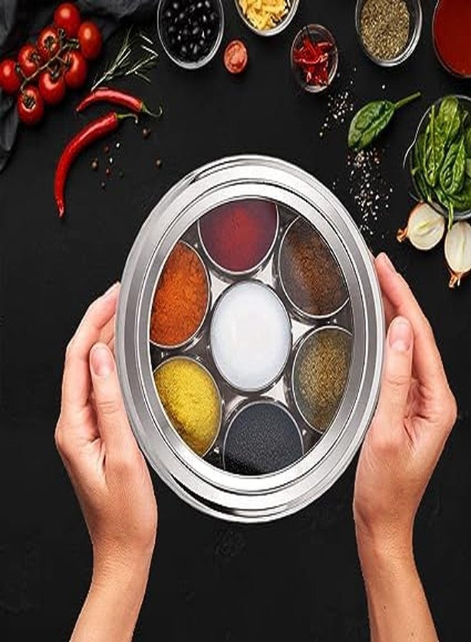 DARAZ علبة توابل ماسالا من داراز على شكل بطن من الفولاذ المقاوم للصدأ مع غطاء شفاف و7 حاويات وملعقة صغيرة (متوسطة الحجم). - Image 5